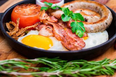 Sahanda yumurta, sosis, pastırma, domates, sos tava ile Besleyici yemek