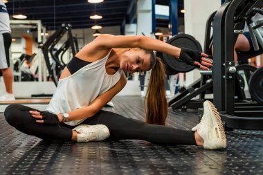 Güzel kadın spor salonu nun zemin üzerinde uzanan yok