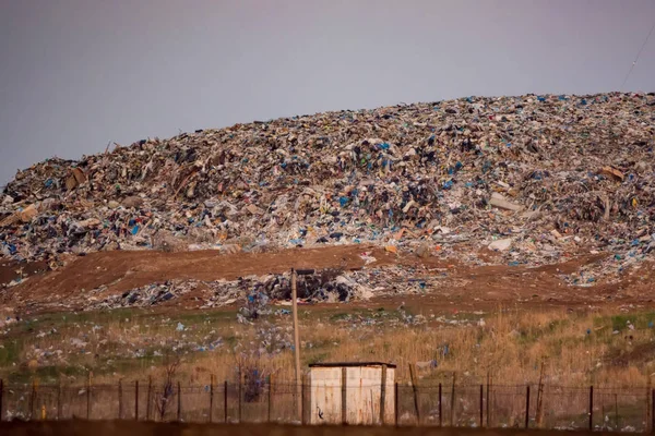 Veduta di una grande discarica fuori città dietro il cancello — Foto Stock