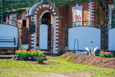 Dekoratif çiçek yatakları ile bir evin girişigörünümü