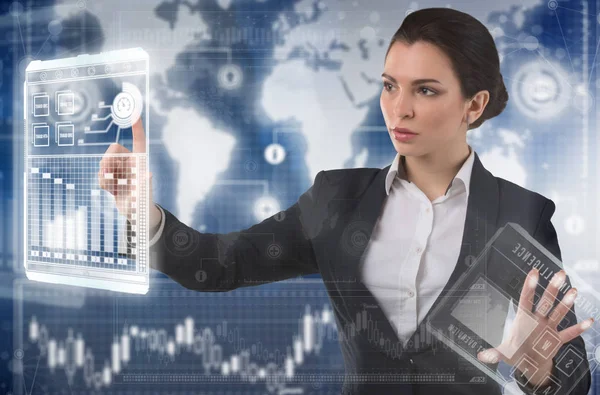 Unga affärskvinna arbetar med virtuellt grafiskt gränssnitt i futuristiska kontor Stockfoto