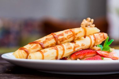 Lezzetli tatlı waffle ile yakından rulo, dondurma ve çilek