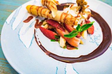 Lezzetli tatlı waffle ile yakından rulo, dondurma ve çilek