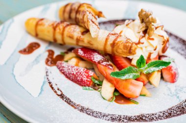 Lezzetli tatlı waffle ile yakından rulo, dondurma ve çilek