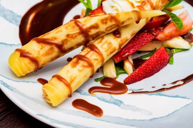 Lezzetli tatlı waffle ile yakından rulo, dondurma ve çilek