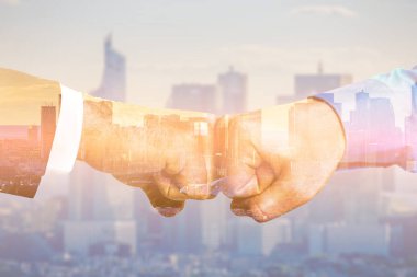 Ortaklar birden fazla pozlama ile fistbump. Küresel iş kavramı