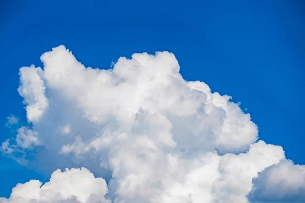 Blue sky with white clouds for natural background — Stock Photo, Image