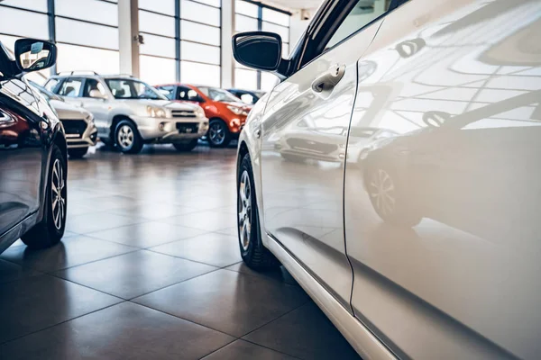 Novos carros no showroom revendedor vista de perto — Fotografia de Stock