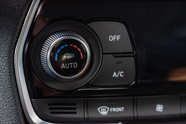 Klimatkontrollenhet i den nya bilen stängs — Stockfoto