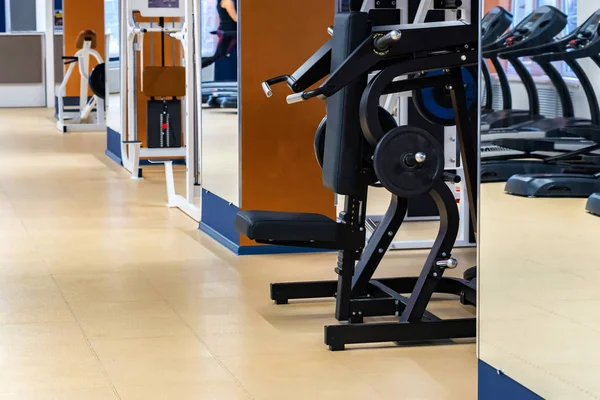 Närbild tom smed maskin i modernt gym — Stockfoto