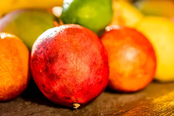 Studio skott av olika exotiska frukter på trä — Stockfoto