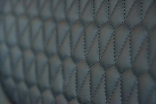 Перфорированное кожаное сиденье в современном автомобиле

