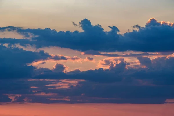 Prachtige dramatische zonsopgang skyscape achtergrond met wolken — Stockfoto