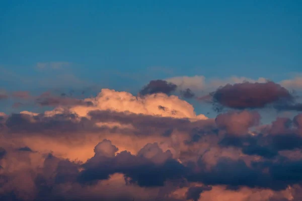 Hermosa salida del sol dramático fondo del paisaje con nubes — Foto de Stock
