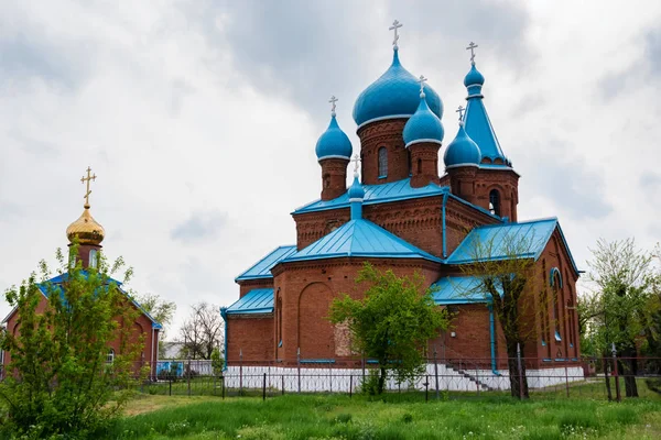Pohled na malé pravoslavné kostely v Rusku — Stock fotografie