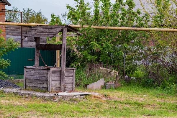 Старий дерев'яний колодязь на задньому дворі в сільській місцевості — стокове фото