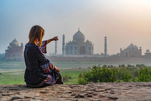 Hermosa chica señala a Taj Mahal. Concepto de viaje — Foto de Stock