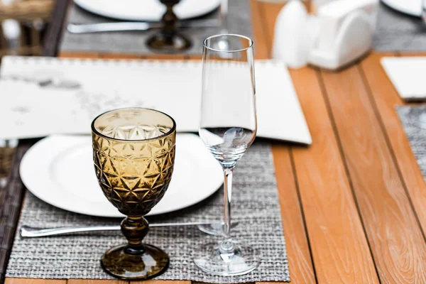 Sirvió mesas en el restaurante al aire libre con hermoso vidrio — Foto de Stock