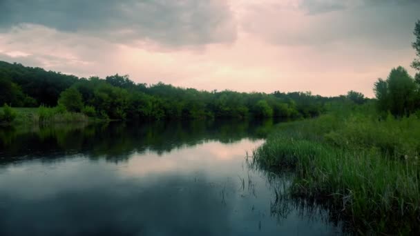 Volo sul fiume durante la pioggia al tramonto — Video Stock