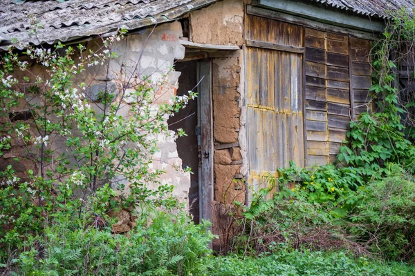Стара покинута дерев'яна сільська хатина в сільській місцевості — стокове фото