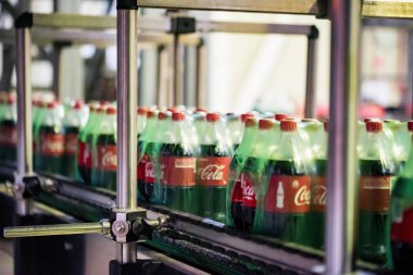 Rostov-On-Don, Rusya -13 Kasım 2018: Coca-Cola fabrikada şişeleme hattı