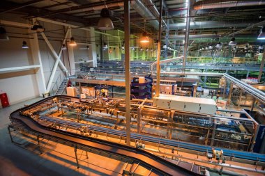 Rostov-On-Don, Rusya -13 Kasım 2018: Coca-Cola fabrikasının endüstriyel iç tasarımı