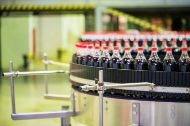 Rostov-On-Don, Rusya -13 Kasım 2018: Coca-Cola fabrikada şişeleme hattı