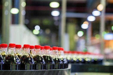 Rostov-On-Don, Rusya -13 Kasım 2018: Coca-Cola fabrikada şişeleme hattı