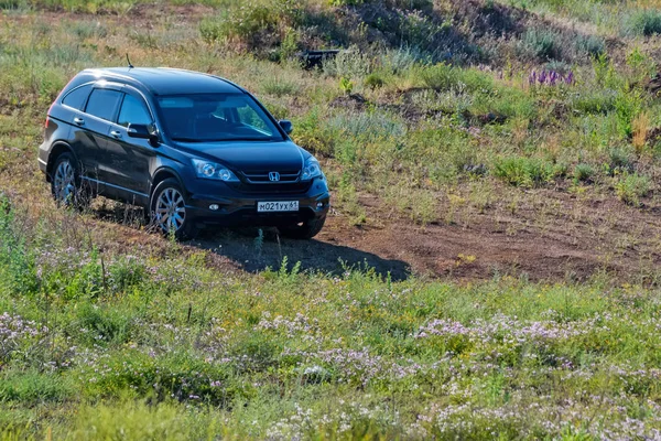 ROSTOV-ON-DON, RUSSIA - JUNE 21, 2017: Crossover parked in the coutry — Stock Photo, Image