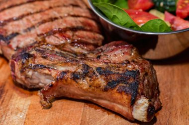 Kasede taze ızgara kemik biftek ve ahşap taze salata kapatın