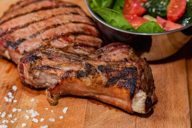 Kasede taze ızgara kemik biftek ve ahşap taze salata kapatın