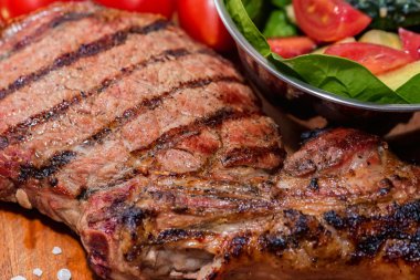 Kasede taze ızgara kemik biftek ve ahşap taze salata kapatın
