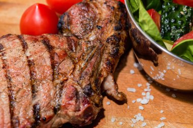 Kasede taze ızgara kemik biftek ve ahşap taze salata kapatın