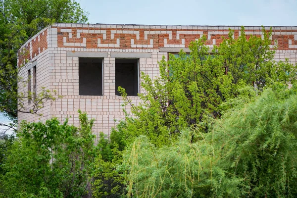 Vista do edifício de tijolos abandonados com padrão meandro — Fotografia de Stock