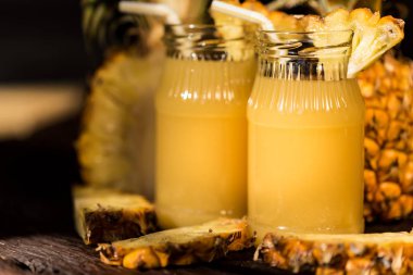 Ananas suyu ve dilim ahşap bir masa yerleştirilen