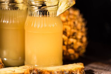 Ananas suyu ve dilim ahşap bir masa yerleştirilen