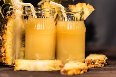 Ananas suyu ve dilim ahşap bir masa yerleştirilen