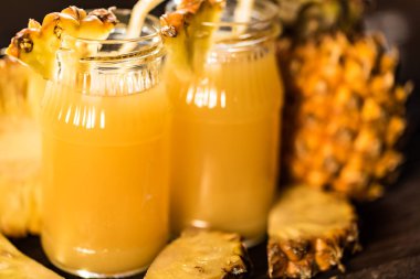 Ananas suyu ve dilim ahşap bir masa yerleştirilen