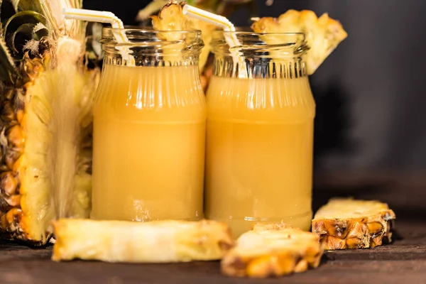 Ananas suyu ve dilim ahşap bir masa yerleştirilen