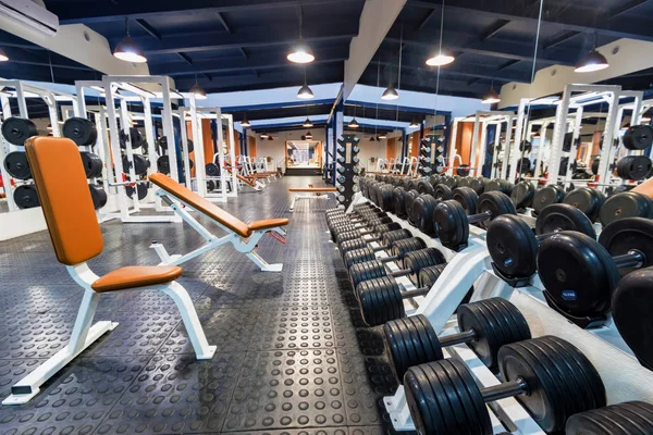 Nuevas máquinas de fitness y mancuernas en el interior del gimnasio moderno —  Fotos de Stock