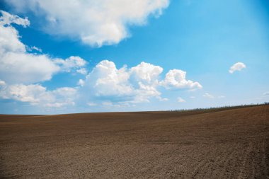 Doğal arkaplan için boş kahverengi toprak ve mavi gökyüzü