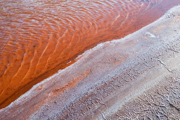 Schöner Hintergrund von Salzwasser und rotem Wasser, das mit Eisen verschmutzt ist — Stockfoto