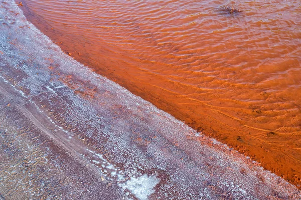 Schöner Hintergrund von Salzwasser und rotem Wasser, das mit Eisen verschmutzt ist — Stockfoto