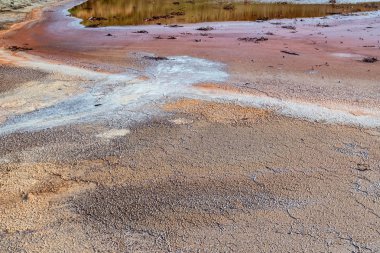 Güzel bozkırda demir dolu kırmızı su gölü