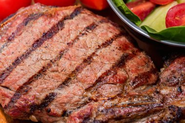 Kasede taze ızgara kemik biftek ve ahşap taze salata kapatın