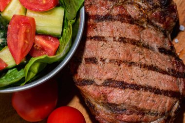 Kasede taze ızgara kemik biftek ve ahşap taze salata kapatın