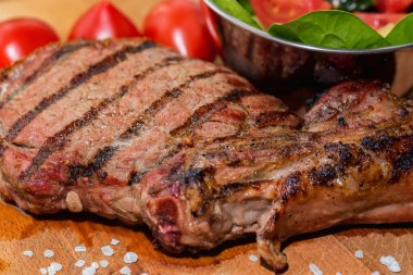 Kasede taze ızgara kemik biftek ve ahşap taze salata kapatın