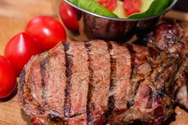 Kasede taze ızgara kemik biftek ve ahşap taze salata kapatın