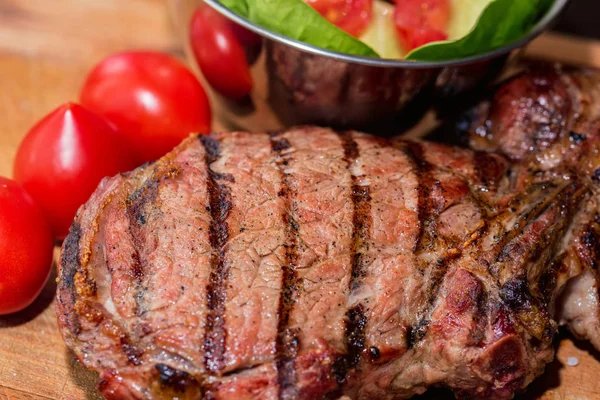 Kasede taze ızgara kemik biftek ve ahşap taze salata kapatın