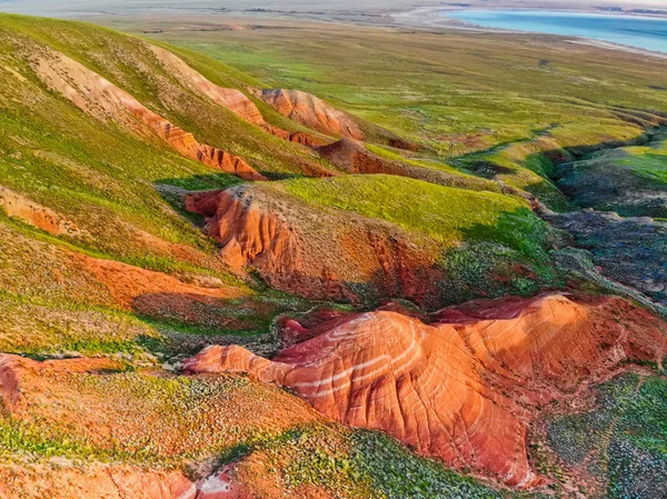 Úžasná vzdálená krajina horského pohoří Big Bogdo s Drone. Rusko — Stock fotografie